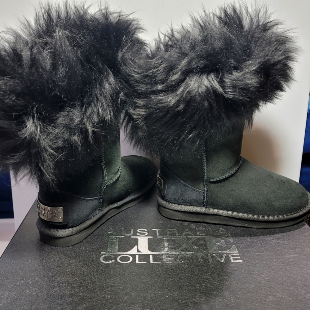 New in box Celebrity Australia  foxy shearling Luxe black Boots Sz. 5
